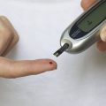 Por que pessoas com diabetes são orientadas a verificar a glicose no sangue?