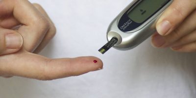Por que pessoas com diabetes são orientadas a verificar a glicose no sangue?